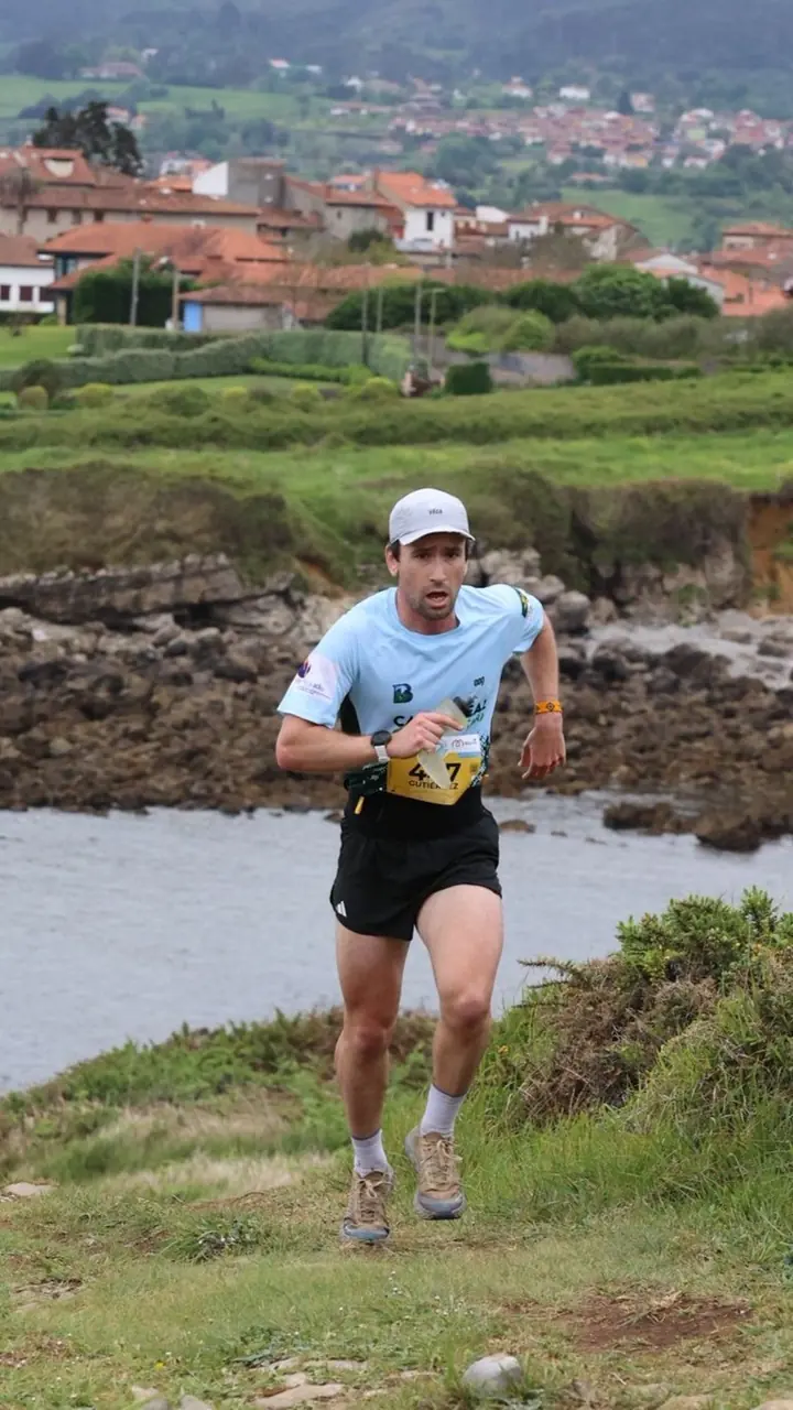 Santiago Gutiérrez corriendo un trail junto a la costa