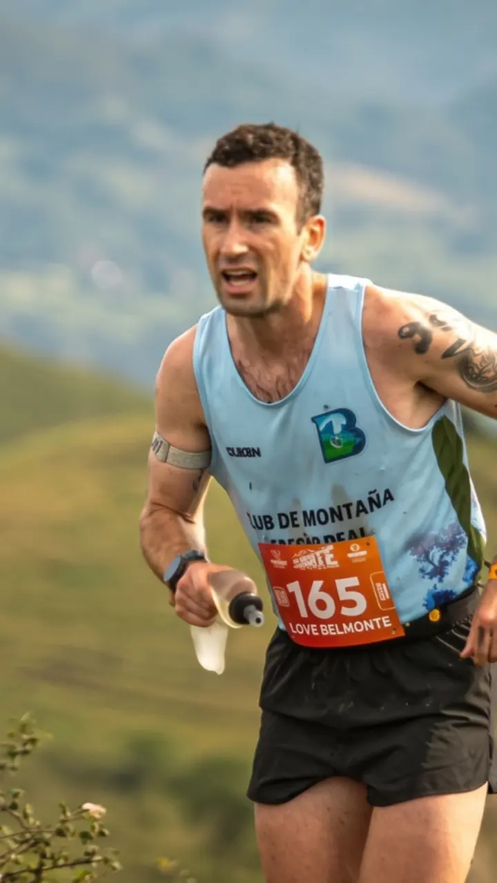 Santiago Gutiérrez compitiendo en una carrera de montaña